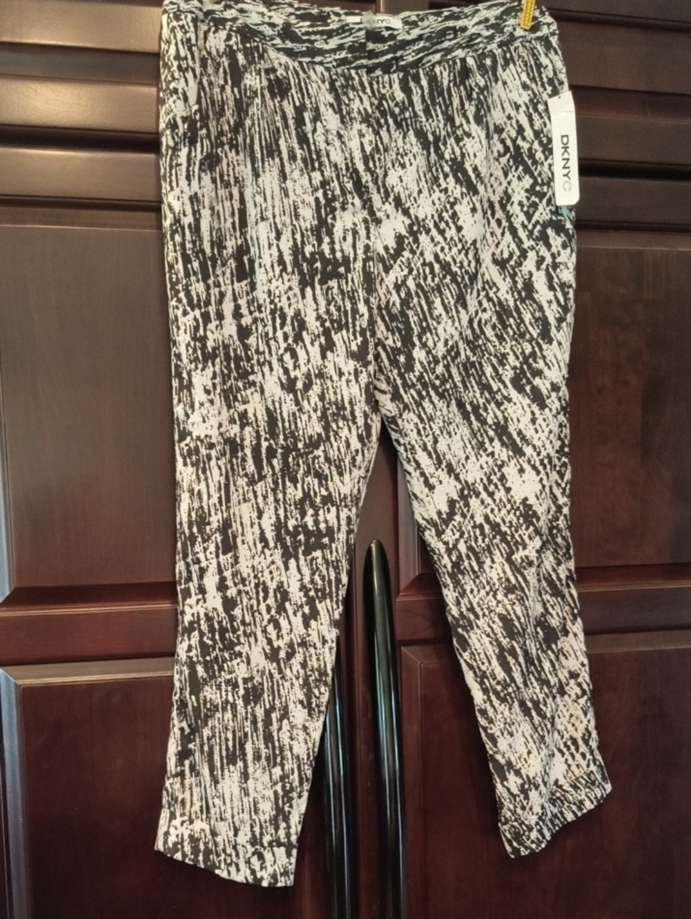 DKNY Black & White Abstract Print Cropped Pants